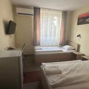 Free Parking, Free Breakfast, Only 15 Minutes To Center Budapešť
